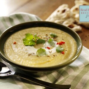 La mejor receta de sopa de puerros, lentejas y parmesano. Descarga digital para un almuerzo vegetariano suave. Bisque en un menú de catering de sopa vegana. Apto para congelador.