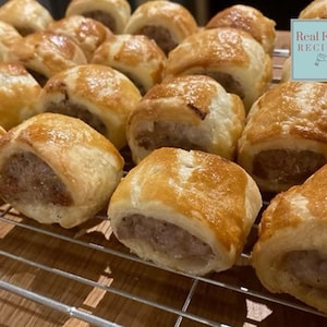 Los mejores rollitos de salchicha con masa de hojaldre Instrucciones Aperitivos navideños Opciones vegetarianas o con carne Receta para preparar con anticipación Descarga digital Entrantes