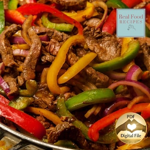 Può includere: Primo piano di una padella piena di un pasto colorato. Manzo a fette mescolato con peperoni rossi, verdi e gialli e cipolle rosse. L'immagine include il testo "Real Food Recipes" e "PDF Digital File".