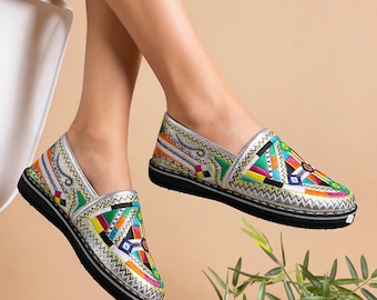 Mocasines de cuero con cuentas hechos a mano. Zapatos de estilo marroquí para mujer. Elaborados en un elegante color plata. Ideales para regalar.