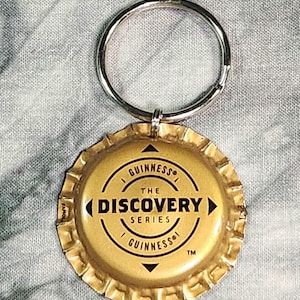 Ciondoli "Bling" per collare di cane ricavati da tappi di bottiglia di birra Guinness riciclati (USATI) (venduti separatamente) Discovery Gold