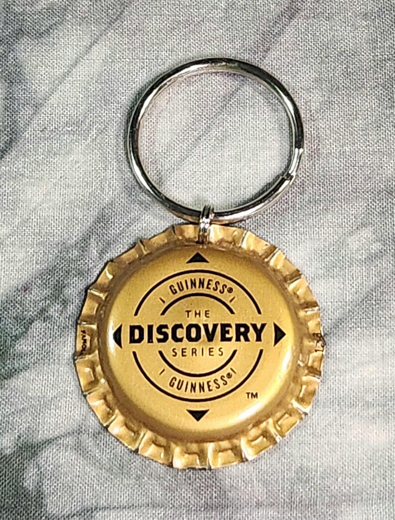 Ciondoli "Bling" per collare di cane ricavati da tappi di bottiglia di birra Guinness riciclati (USATI) (venduti separatamente) Discovery Gold