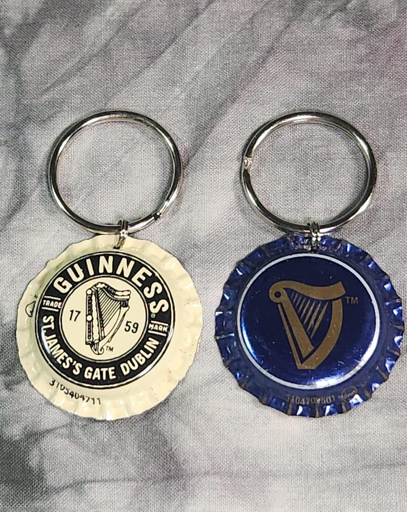 Ciondoli "Bling" per collare di cane ricavati da tappi di bottiglia di birra Guinness riciclati (USATI) (venduti separatamente) St James