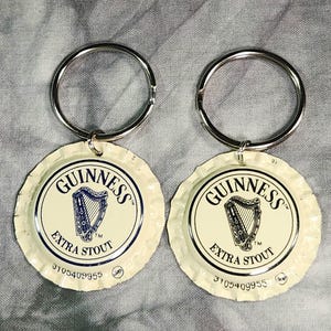 Pu&ograve; includere: Due portachiavi con tappo di bottiglia Guinness Extra Stout. Ogni portachiavi presenta un tappo di bottiglia bianco con il logo e il testo Guinness blu e nero. I portachiavi hanno anelli in metallo argentato.