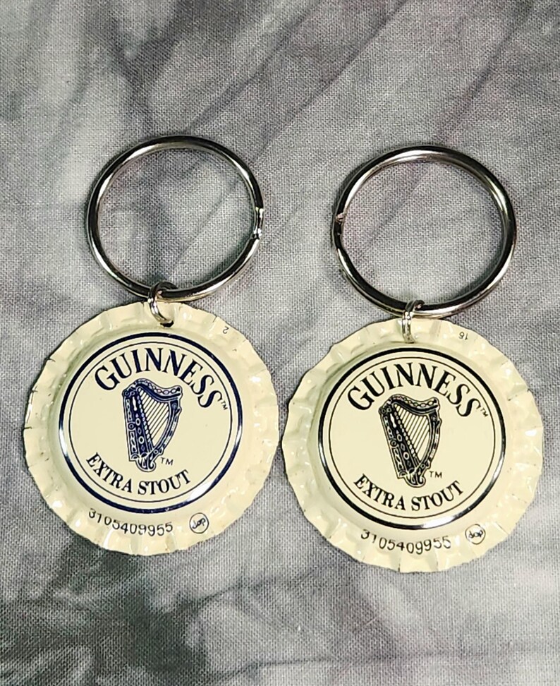 Pu&ograve; includere: Due portachiavi con tappo di bottiglia Guinness Extra Stout. Ogni portachiavi presenta un tappo di bottiglia bianco con il logo e il testo Guinness blu e nero. I portachiavi hanno anelli in metallo argentato.