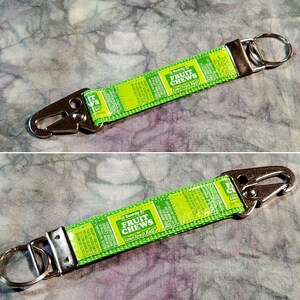 トゥーシーロールのライムフルーツチューの包み紙をリサイクルしたカラビナキーチェーン