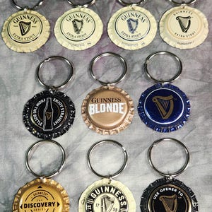 Pu&ograve; includere: Una collezione di portachiavi con tappi di bottiglia Guinness. I portachiavi presentano vari design, tra cui il logo dell'arpa Guinness, le etichette "Extra Stout" e "Blonde". Ogni portachiavi ha un anello argentato.