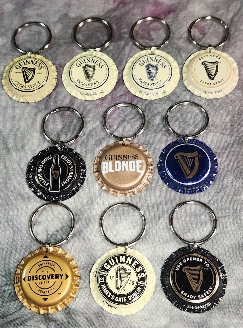 Pu&ograve; includere: Una collezione di portachiavi con tappi di bottiglia Guinness. I portachiavi presentano vari design, tra cui il logo dell'arpa Guinness, le etichette "Extra Stout" e "Blonde". Ogni portachiavi ha un anello argentato.