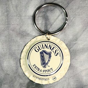 Ciondoli "Bling" per collare di cane ricavati da tappi di bottiglia di birra Guinness riciclati (USATI) (venduti separatamente) Scroll Harp Blue