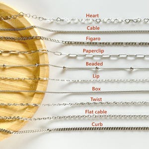 Puede incluir: Una selección de collares plateados con diferentes estilos de cadena, incluyendo corazón, cable, figaro, clip, con cuentas, labio, caja, torcido, cable plano y curb. Los nombres de los estilos están en texto rojo.