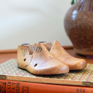 Paar vintage houten kinderschoen leesten