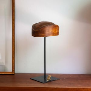 Vintage houten handgesneden hoedenstandaard met metalen voet