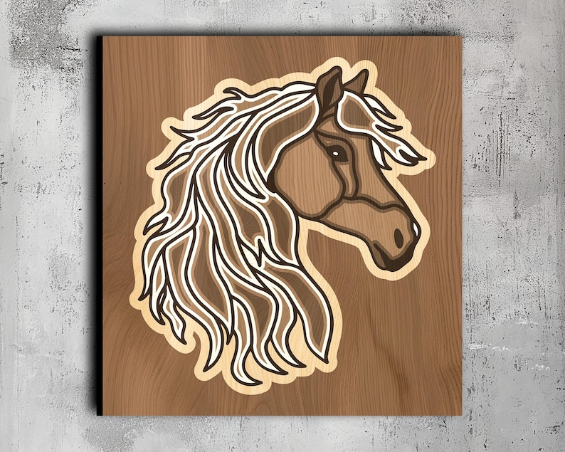 Puede incluir: Una cabeza de caballo tallada en madera, con una melena fluida. El caballo est&aacute; mirando hacia la derecha, y la melena ondea al viento. La talla es detallada y realista.