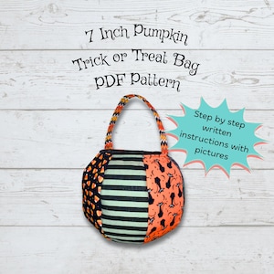 Puede incluir: Una bolsa de truco o trato con forma de calabaza y temática de Halloween. La bolsa mide 18 cm de diámetro y presenta paneles de tela negra y naranja con diseños de caramelos y gatos negros. El asa es naranja y negra. El texto de la imagen dice "7 Inch Pumpkin Trick or Treat Bag PDF Pattern."