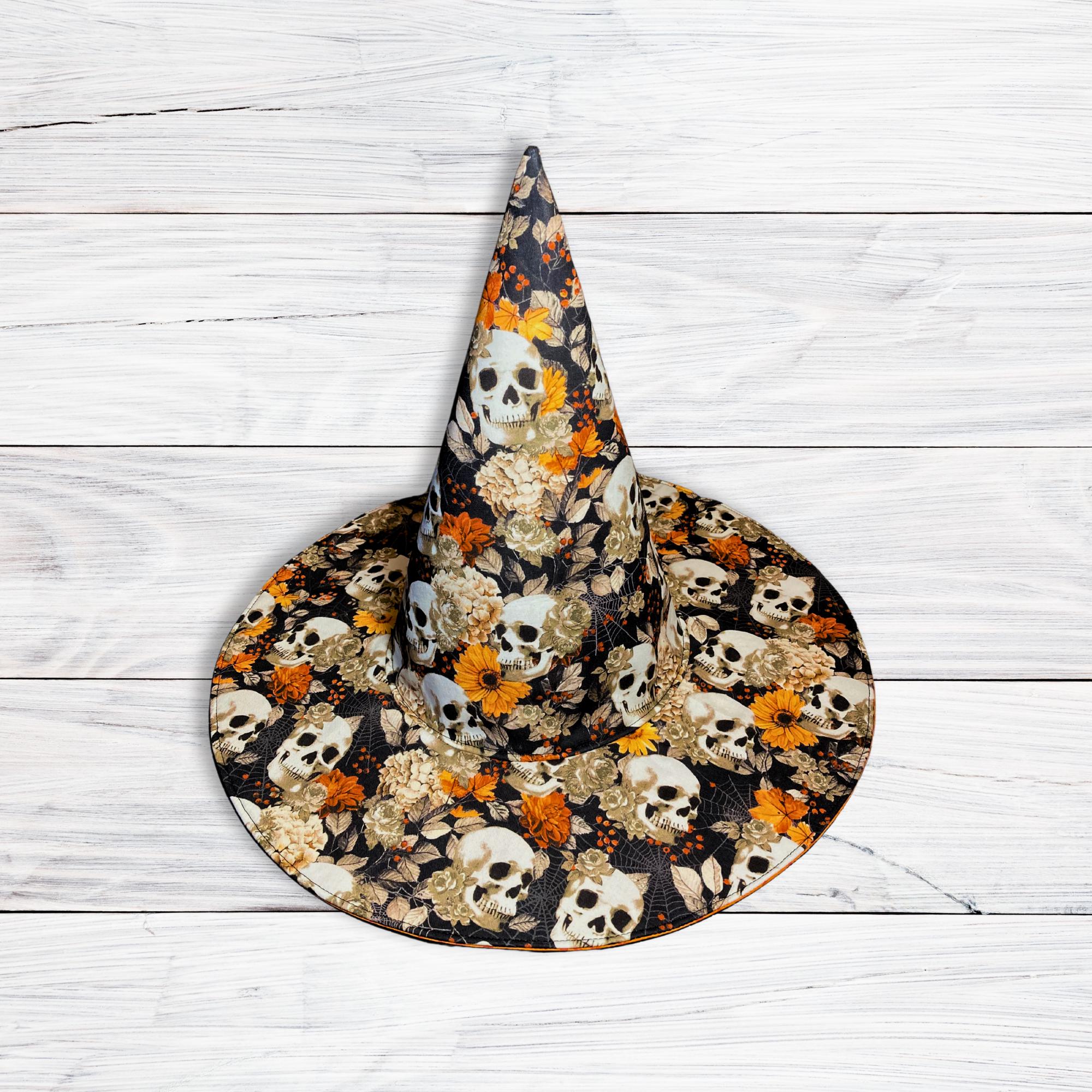 Cappello da strega fatto a mano, autunno spettrale, atmosfera di