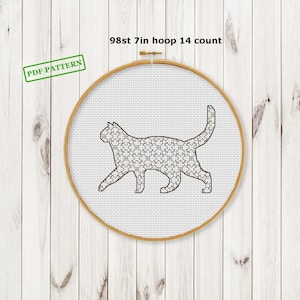 Puede incluir: Un patrón de punto de cruz de un gato en un bastidor de bordado de madera. El gato es marrón con un patrón geométrico detallado. El texto "98st 7in hoop 14 count" y "PDF PATTERN" son visibles.