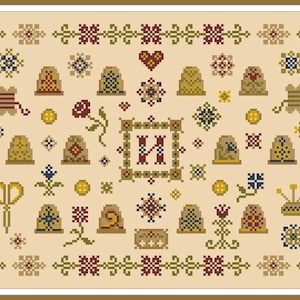 Pode incluir: Um sampler de ponto cruz bege com uma variedade de motivos coloridos, incluindo dedal, tesoura, carreteis de fio, flores e uma letra "H" no centro. O sampler é rodeado por uma borda verde e vermelha.