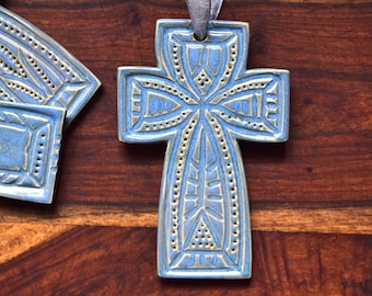 Hellblaues Kreuzornament – Weihnachtsdekoration aus Keramiksteinzeug