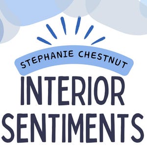 Op de afbeelding: Een blauw en wit logo met de tekst "Stephanie Chestnut Interior Sentiments" in een vet, donkerblauw lettertype. Het logo wordt omringd door abstracte blauwe vormen.