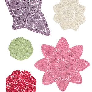 Może przedstawiać: Pięć koronkowych serwetek w różnych kolorach i wzorach. Serwetki są białe, zielone, różowe, czerwone i fioletowe.