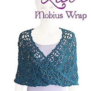 Puede incluir: Una envoltura de crochet azul turquesa con un delicado patrón de calado. La envoltura está estilizada en un maniquí y tiene una etiqueta que dice "Lia Mobius Wrap".