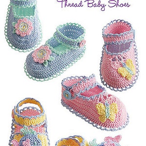 Puede incluir: Cinco pares de zapatos de bebé de ganchillo en varios colores y estilos. Los zapatos presentan diseños florales y de mariposas. Los zapatos forman parte de la colección Delilah Pearl, Thread Baby Shoes.