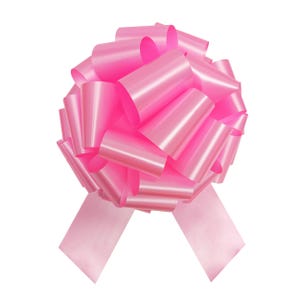 Może przedstawiać: Jasnoróżowa dekoracyjna kokarda wykonana z błyszczącej wstążki. Kokarda jest okrągła z wieloma pętlami i dwoma długimi, płaskimi ogonami wstążki skierowanymi w dół. Białe tło.