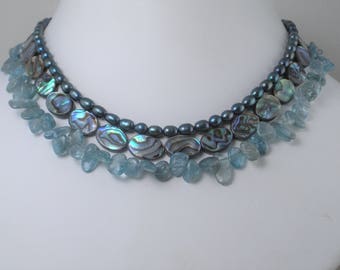 Collar escalonado de abulón Paua y perlas turquesa, collar de 3 hebras de concha arcoíris de piedras preciosas aguamarina, collar multihebra azul verdoso, regalo para mamá