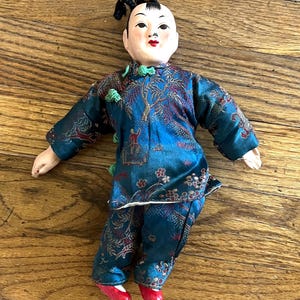 ヴィンテージ中国人形の伝統衣装の女の子、黒髪三つ編み、ピンク、青の