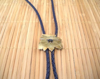 ブルーフラワーボロタイ、真鍮製ボロスライド、南西部スタイルの手作りオリジナルギフト、カントリーウエスタンロングタイ