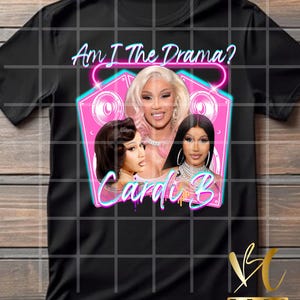 Puede incluir: Camiseta negra con un gráfico de Cardi B y el texto "Am I The Drama?" en estilo neón. El diseño incluye un gráfico de altavoz rosa y el nombre "Cardi B" en cursiva. La camiseta tiene cuello redondo.