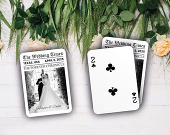 Puede incluir: Dos cartas con temática de boda. Una carta presenta una foto en blanco y negro de una pareja y el texto "The Wedding Times, Texas, USA, April 5, 2025, The Forever Chronicle, Harper & Caleb." La otra carta muestra el número "2" y dos tréboles negros.