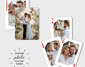 Puede incluir: Cartas de juego con fotos personalizadas con fotos de boda. Las cartas incluyen un Joker, un As, un 2 y un 7 de corazones, cada uno con una imagen diferente de una pareja. El texto "CUSTOM photo PLAYING CARDS" también es visible.