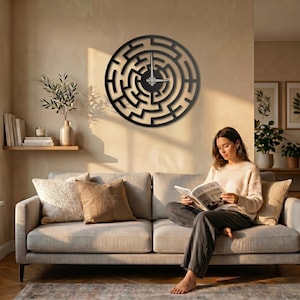 Reloj de pared con laberinto geométrico de metal: decoración de arte abstracto moderno para el hogar, la oficina y la entrada.