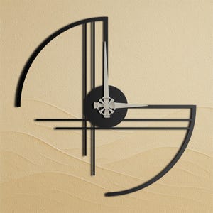 Könnte beinhalten: Eine moderne, schwarze Wanduhr mit einem einzigartigen geometrischen Design. Die Uhr hat ein kreisförmiges Zifferblatt mit silbernen Zeigern und einem dekorativen Zentrum. Der Rahmen der Uhr hat ein halbkreisförmiges und lineares Design. Die Uhr ist an einer beigefarbenen, strukturierten Wand befestigt.