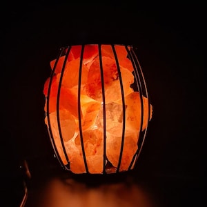 Himalaya Salz Lampe, runder Korb XL mit Steinsalz Chunks, natürlicher Luftreiniger, beruhigendes Stimmungslicht für Zuhause & Büro, Weihnachtsgeschenk