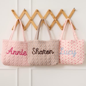 Gepersonaliseerde gewatteerde draagtas, gehaakte schoudertas met naam, cadeau voor bruidsmeisjes, cadeau voor haar, reistas, kerstcadeau, huwelijksgeschenk