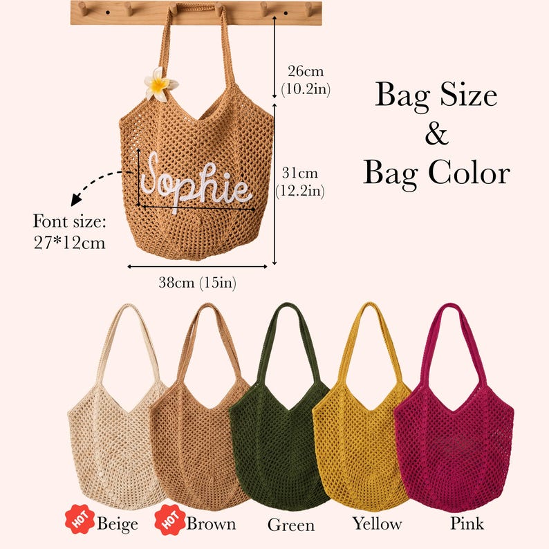 Peut inclure: Un sac fourre-tout tiss&eacute; marron, brod&eacute; du nom "Sophie" en blanc. Le sac mesure 38 cm de large et 31 cm de haut, avec une hauteur de poign&eacute;e de 26 cm. Des sacs suppl&eacute;mentaires sont pr&eacute;sent&eacute;s en beige, marron, vert, jaune et rose.