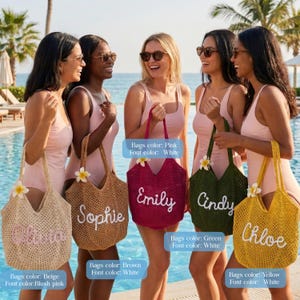 Peut inclure: Plusieurs femmes tiennent des sacs fourre-tout tiss&eacute;s personnalis&eacute;s de diff&eacute;rentes couleurs : beige, marron, rose, vert et jaune. Chaque sac porte un nom dans une couleur contrastante, avec une fleur attach&eacute;e. Les femmes se tiennent pr&egrave;s d'une piscine.