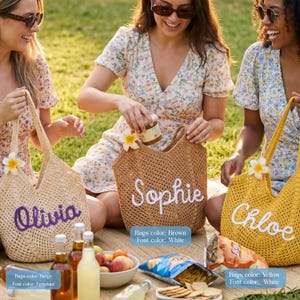 Peut inclure: Trois sacs fourre-tout en osier beige, marron et jaune, chacun avec un nom brod&eacute; dans une couleur contrastante : "Olivia" en aubergine, "Sophie" en blanc et "Chloe" en blanc. Les sacs sont d&eacute;cor&eacute;s de fleurs.