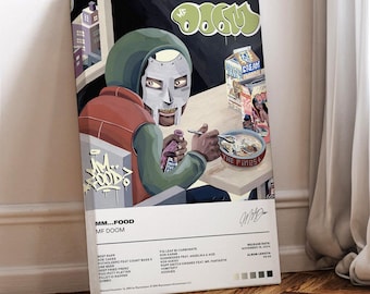 Può includere: Un'illustrazione digitale di un personaggio dei cartoni animati che indossa una maschera e una giacca verde, mentre mangia cereali. Il personaggio è seduto a un tavolo con una ciotola di cereali, un cartone di latte e una scatola di cereali. Il testo "MM...FOOD" e "MF DOOM" è scritto in lettere bianche su sfondo nero. Il testo "RELEASE DATE: NOVEMBER 16, 2004" e "ALBUM LENGTH: 40:48" è scritto in lettere bianche su sfondo grigio.