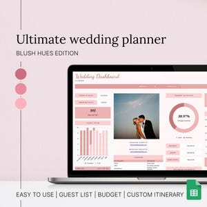 Op de afbeelding: Een laptopscherm dat een dashboard voor een bruiloftplanner weergeeft met een roze kleurenschema. Het dashboard bevat secties voor budget, gastenlijst en taken. De tekst "Wedding Dashboard" staat bovenaan het scherm. De tekst "Easy to Use | Guest List | Budget | Custom Itinerary" staat onderaan het scherm.