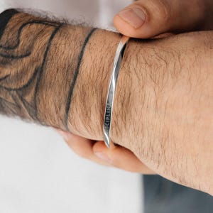 Pulsera de plata para hombre, delicada y única, hecha a mano, de plata maciza pura, joyería personalizada, regalo personalizado para él, pulsera grabada.