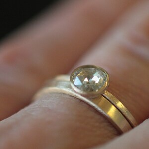 Verlobungsring Rose Schneiden 4mm Moissanite aus recycelten 14 k gelb Gold Eco-Friendly Metall