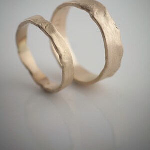 Conjunto de bodas derretido reciclado mano forjada 14k bandas de anillo de oro amarillo Eco friendly metal imagen 2