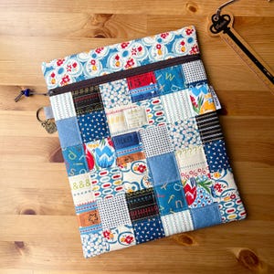 Cross Stitch Project Bag / Quilted Patchwork Embroidery Needlepoint Zipper Pouch / Ipad Sleeve / Gift for Friend / 30s Retro in Blue
