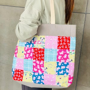Sac fourre-tout en patchwork / Sac à tricoter au crochet Broderie au point de croix / Sac écologique / Sac à provisions / Sac à bandoulière / Sac d'étude / Caniche mignon