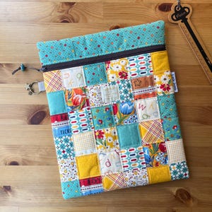 Sac à projets de point de croix / Pochette matelassée à fermeture éclair pour broderie patchwork / Étui pour iPad / Cadeau pour une amie / Style rétro années 30, turquoise et jaune