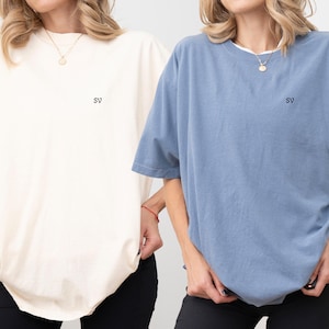 Camisa de casamento com iniciais personalizadas, minimalista, camiseta unissex, monograma minimalista, camiseta inicial da família minimalista, presente para aniversário