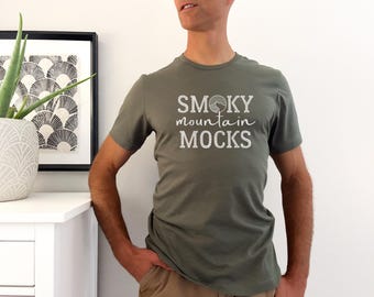Bella Canvas 3001 Militärgrön T-shirt Mockup Riktig Modell Mock 3001 Herr Mockup Enkel Estetisk Militärgrön Bella Canvas T-shirt